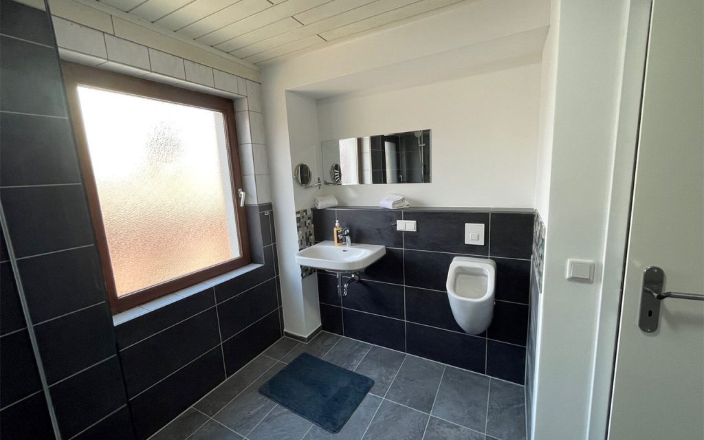 Monteurzimmer in Deutschland Zimmervermietung Badezimmer